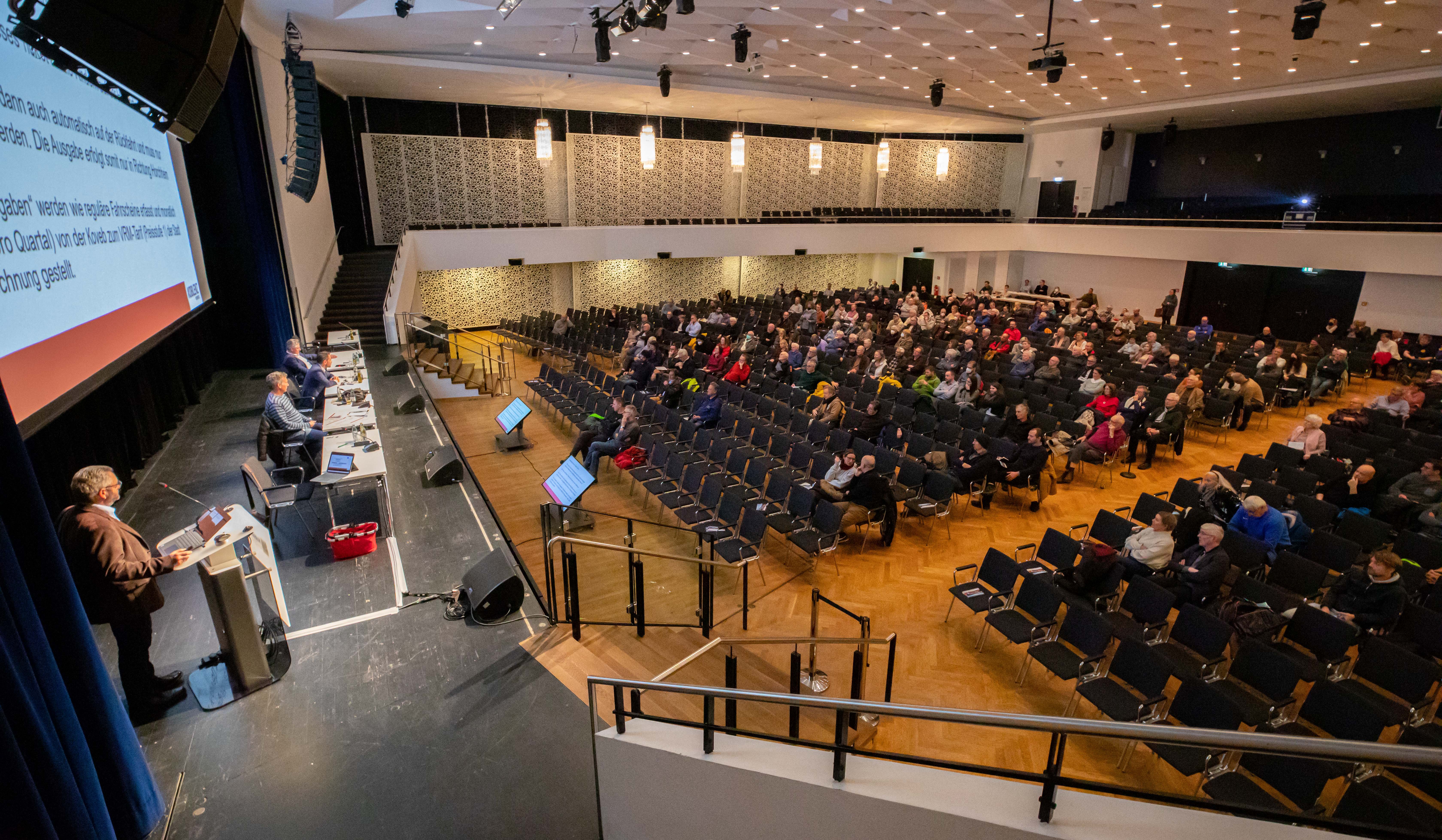 Im Rahmen einer Bürgerinformationsveranstaltung stellte die Stadt Koblenz mehr als 250 Interessierten in der Rhein-Mosel-Halle den aktuellen Planungsstand des Neubaus Pfaffendorfer Brücke vor. Der Neubau soll 2023 starten. Im Rahmen einer Bürgerinformationsveranstaltung stellte die Stadt Koblenz mehr als 250 Interessierten in der Rhein-Mosel-Halle den aktuellen Planungsstand des Neubaus Pfaffendorfer Brücke vor. Der Neubau soll 2023 starten.