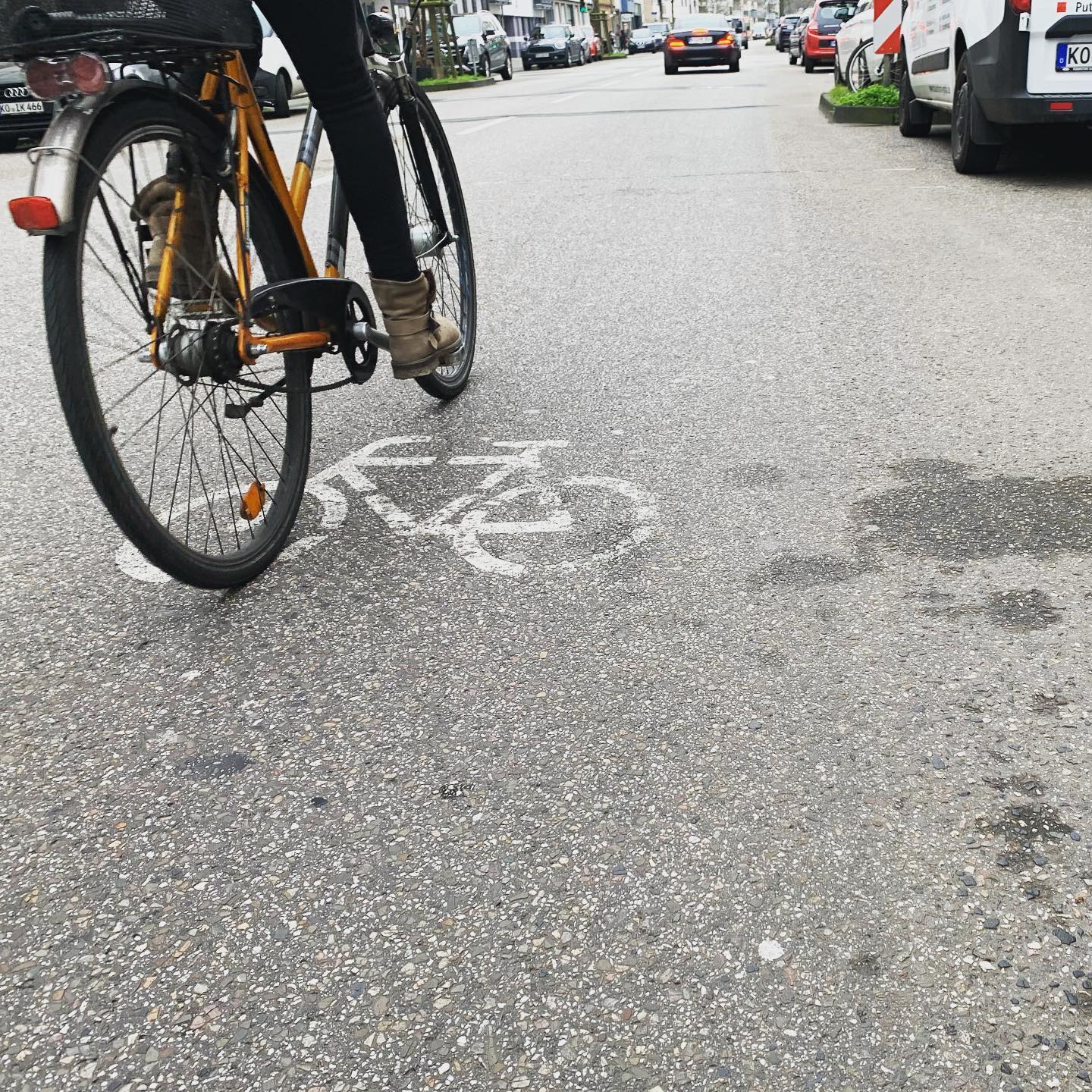Eine Frau, die auf einem Radweg fährt 
