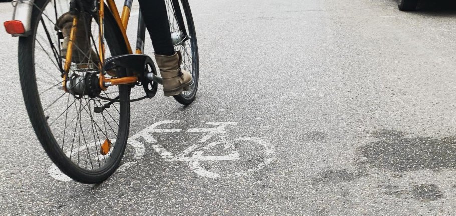 Eine Frau, die auf einem Radweg fährt