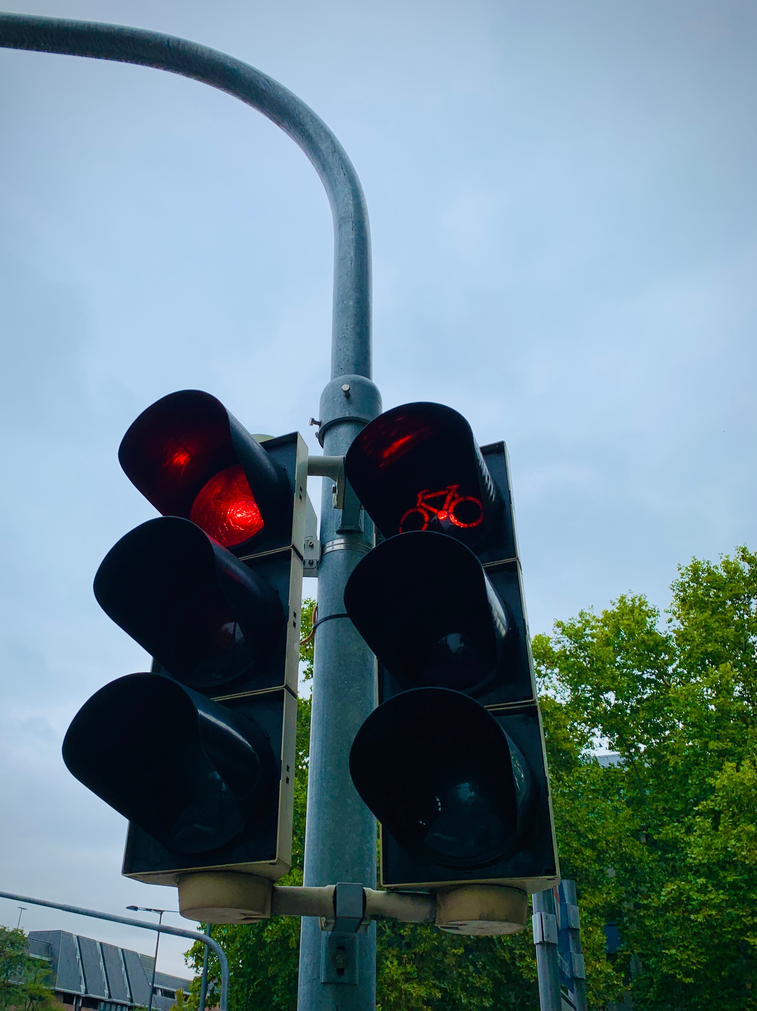 Rote Ampel für Autos und Radfahrer