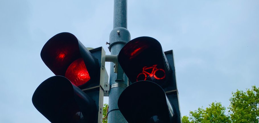 Rote Ampel für Autos und Radfahrer Rote Ampel für Autos und Radfahrer