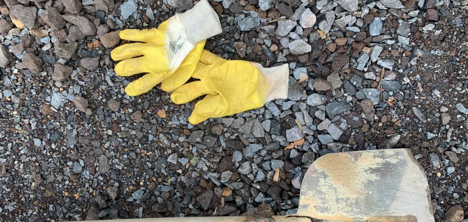 Arbeitshandschuhe und Hammer Arbeitshandschuhe und Hammer