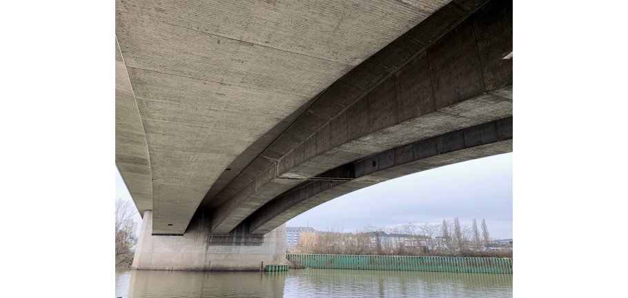 Europabrücke Das Foto zeigt die Europabrücke von unten.