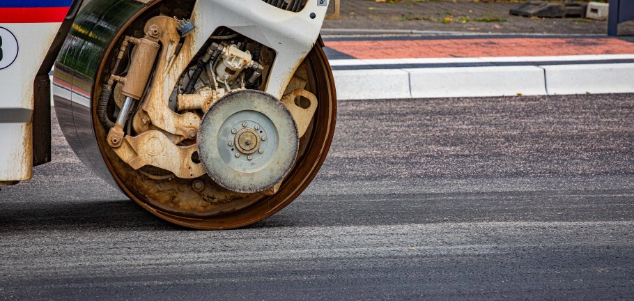 Die Fahrbahn wird saniert und erhält eine neue Asphaltdecke. Die Fahrbahn wird saniert und erhält eine neue Asphaltdecke.