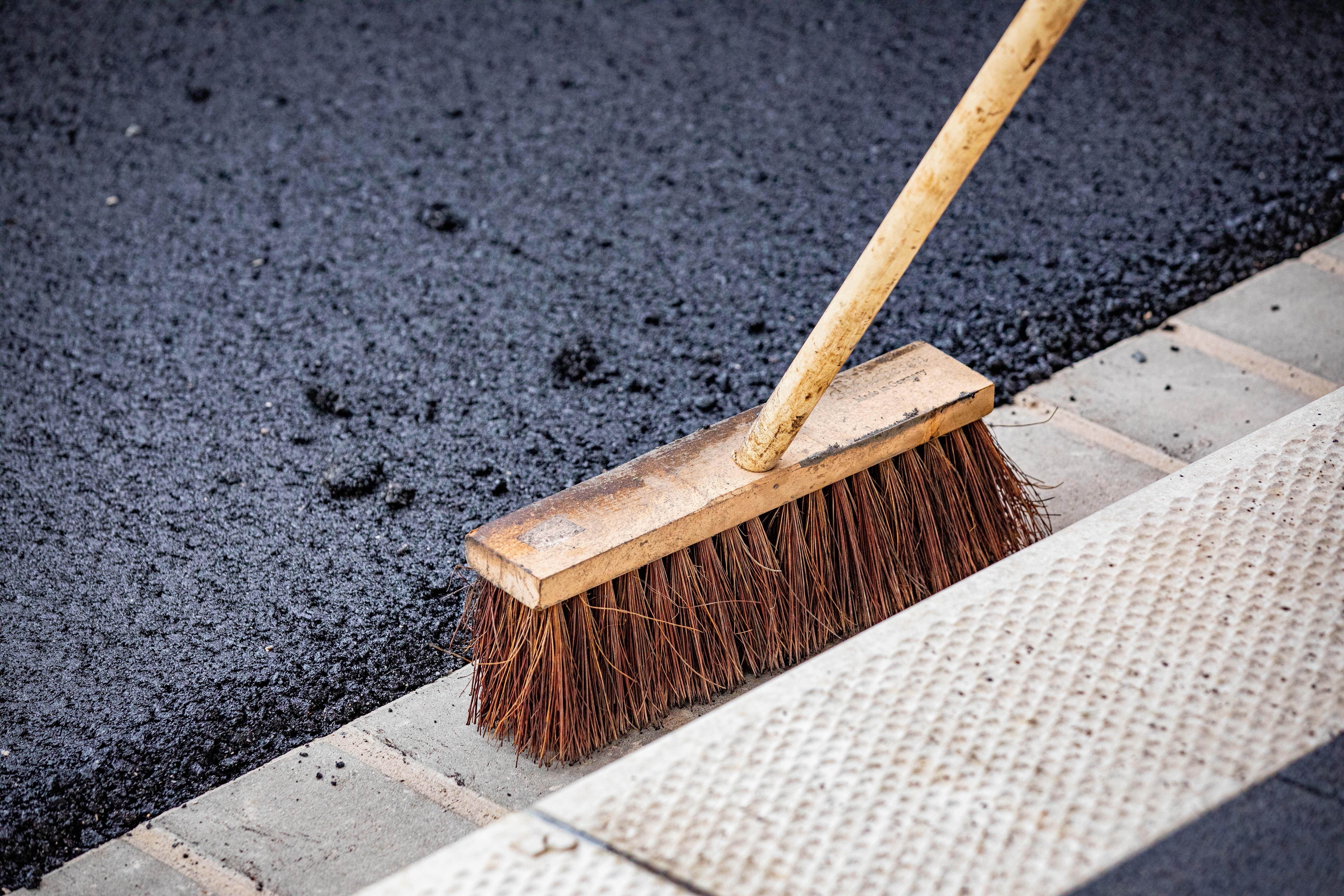 Restarbeiten werden für die neue Fahrbahndecke durchgeführt. 