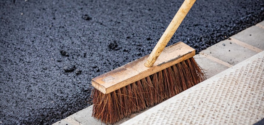 Restarbeiten werden für die neue Fahrbahndecke durchgeführt. 