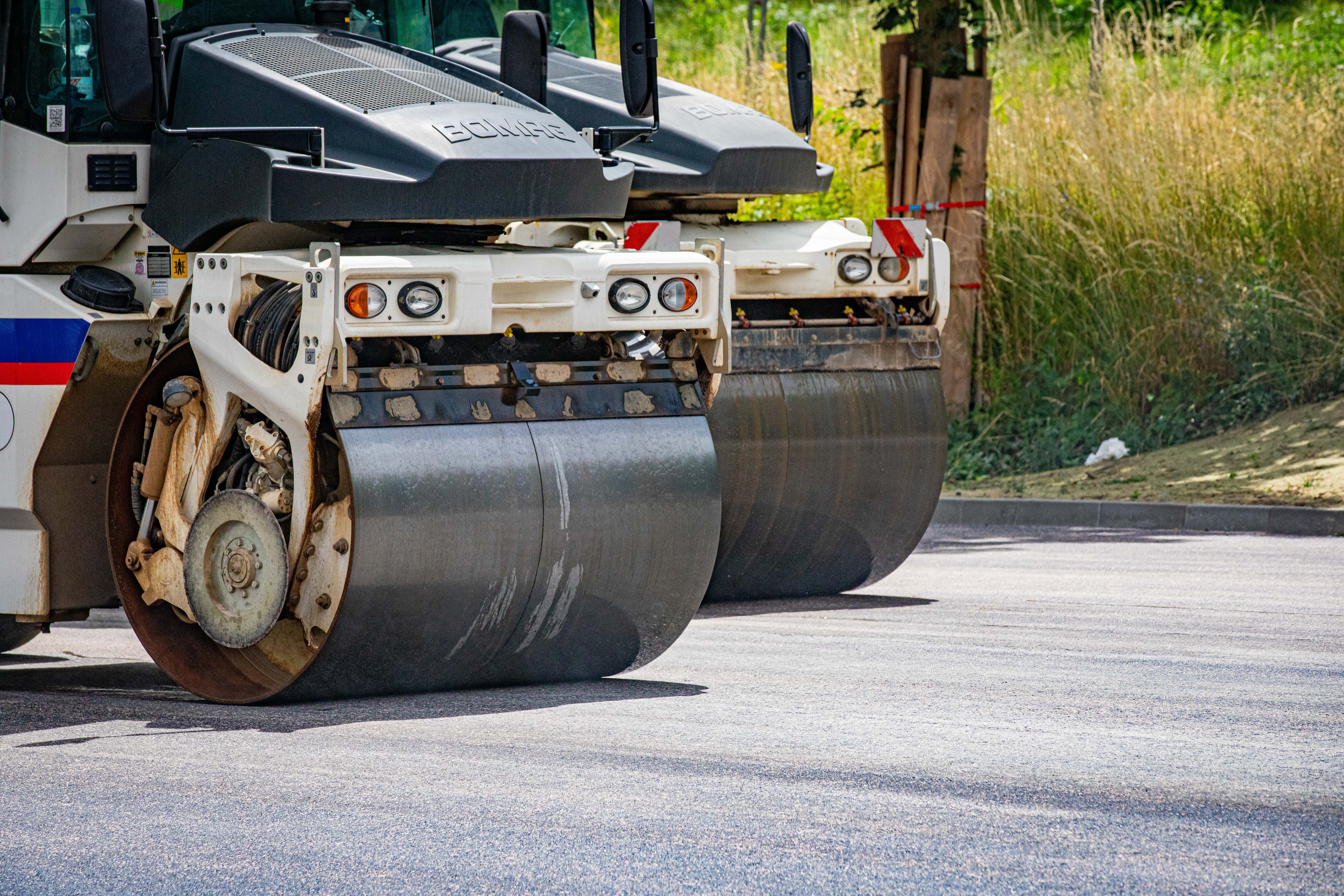 Die neue Asphaltdecke wird eingebaut. Die neue Asphaltdecke wird eingebaut.