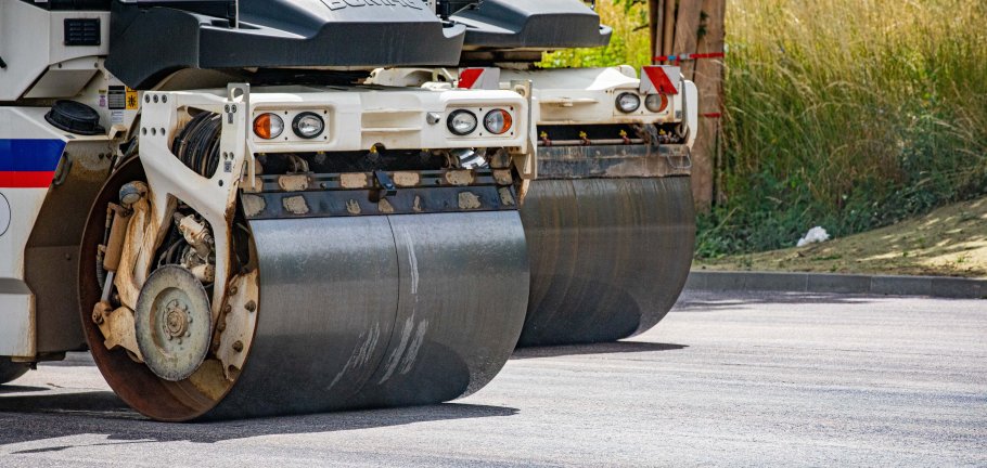Die neue Asphaltdecke wird eingebaut. Die neue Asphaltdecke wird eingebaut.