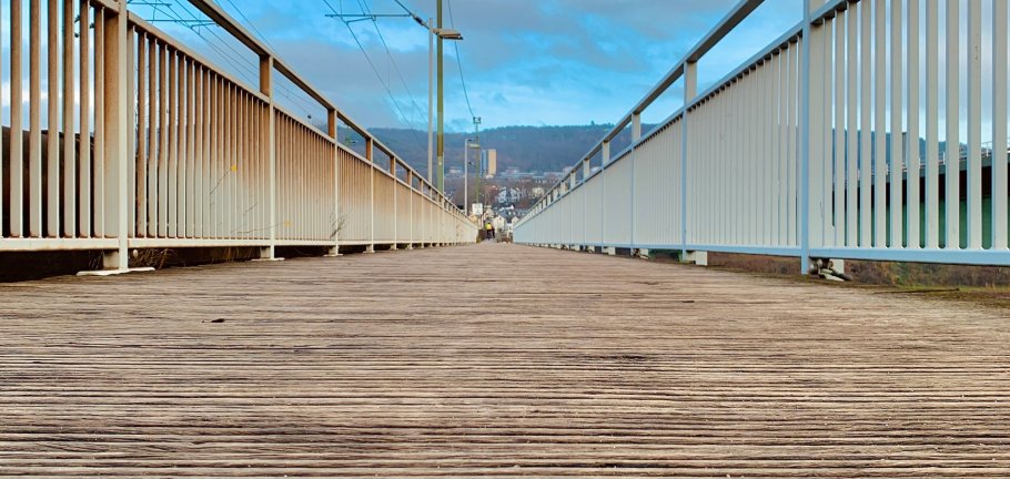 Horchheimer Brücke Das Foto zeigt den Gehweg der Horchheimer Eisenbahnbrücke.