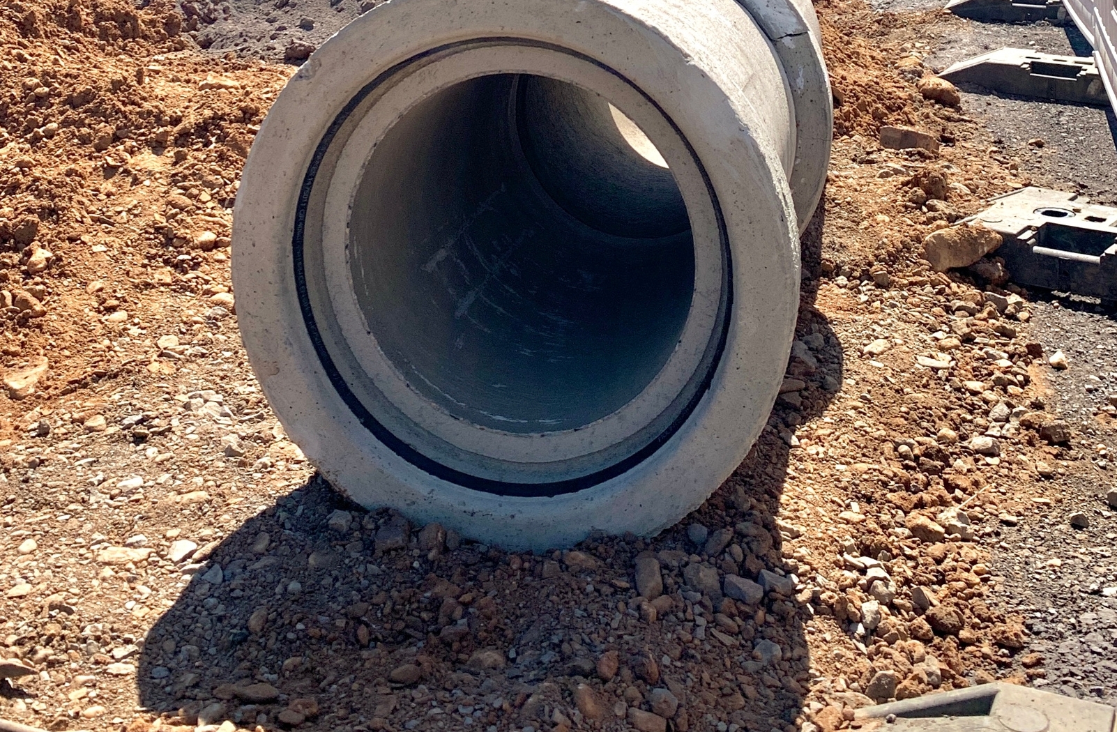 Kanalrohr - sichtbar: Öffnung des Kanalrohrs, welches auf Erde liegt