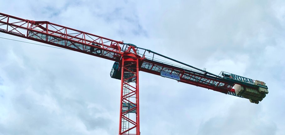 Roter Kran Das Foto zeigt einen roten Baukran.