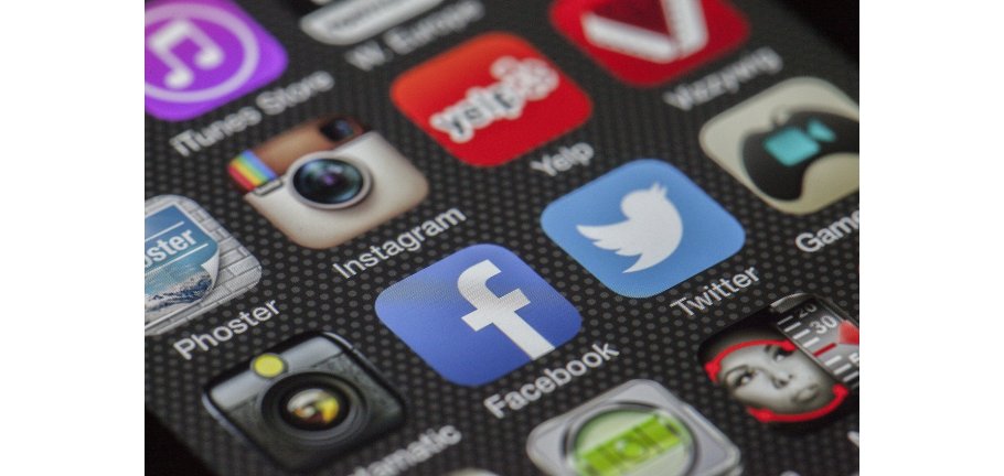 Social Media auf dem Foto sieht man einen Home-Bildschirm eines Tablets, auf dem verschiedene Apps abgebildet sind.