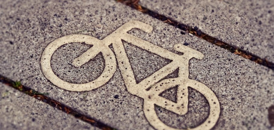 Fahrrad Markierung Das Bild zeigt die Markierung eines Fahrradsymbols auf gepflasterter Straße.