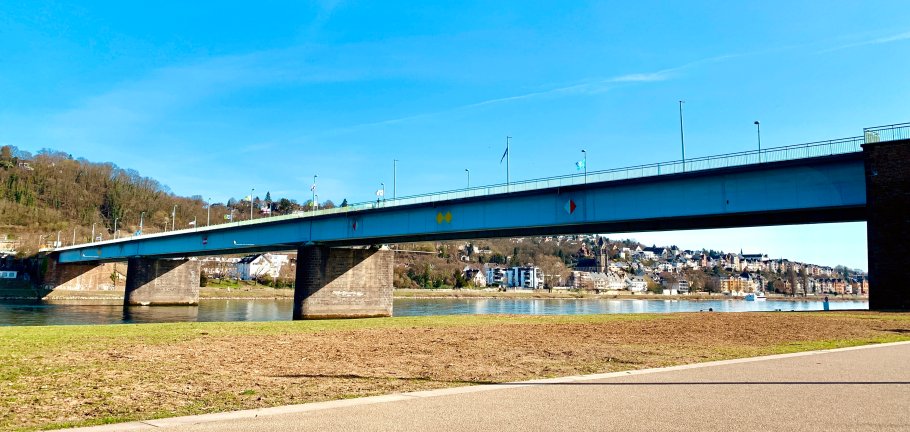 Pfaffendorfer Brücke Das Foto zeigt die Pfaffendorfer Brücke im Sonnenschein.