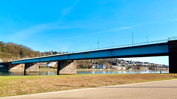 Das Foto zeigt die Pfaffendorfer Brücke im Sonnenschein.