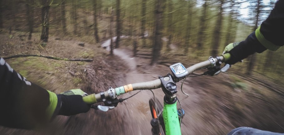 Mountainbiking Ego-Perspektive eines Mountainbikers im Wald
