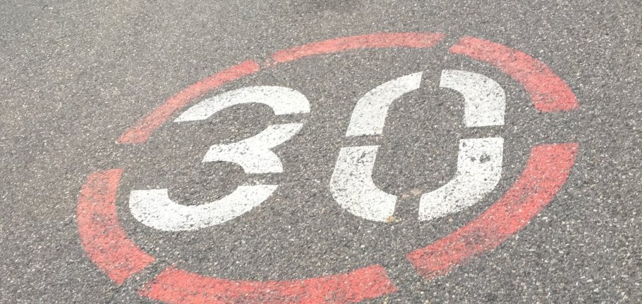 Tempo 30 Das Foto zeigt eine Straßenmarkierung für die Geschwindigkeitsbegrenzung von 30 Kilometern pro Stunde.