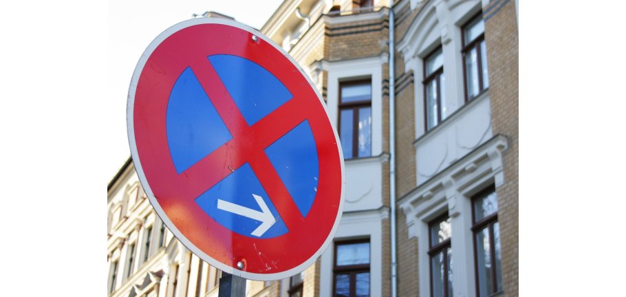 Uneingeschränktes Halteverbot Auf dem Foto sieht man das Straßenschild für uneingeschränktes Halteverbot.