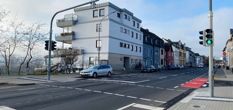 Auf dem Foto sieht man den neuen Radweg der Trierer Straße.