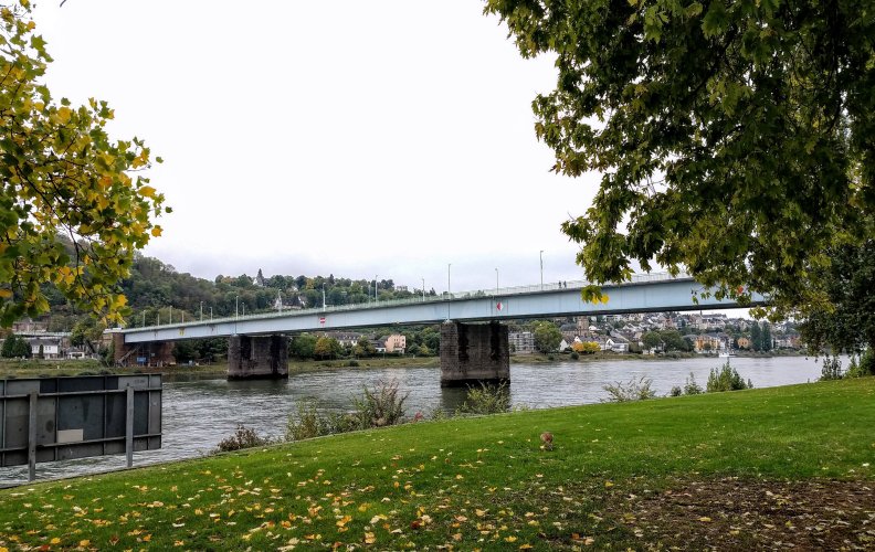Pfaffendorfer Brücke im Herbst