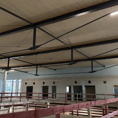 Finale Deckenarbeiten in der Schwimmhalle abgeschlossen. Erkennbar ist schon die zukünftige blaue Wandfarbe.