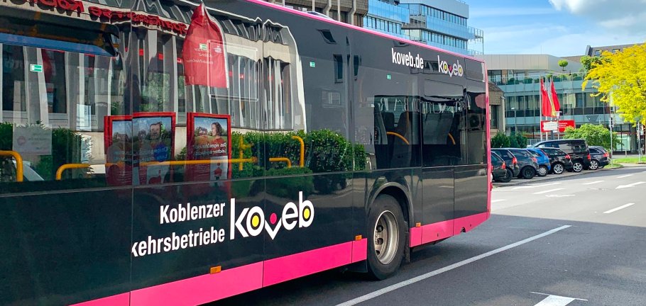 Das Foto zeigt das Heck eines koveb-Busses vor der Kresiverwaltung Mayen-Koblenz.