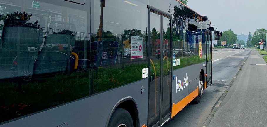Bus Rückansicht Das Foto zeigt einen orangefarbenen Linienbus von schräg hinten.