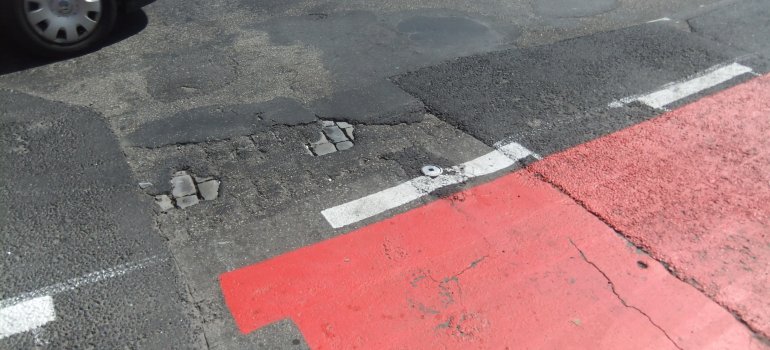 Sichtbare Straßenschäden im Kreuzungsbereich Andernacher Straße/ Wallersheimer Weg. Im Zuge des neuen Kreisverkehrs wird auch der Fahrbahnbelag erneuert. 