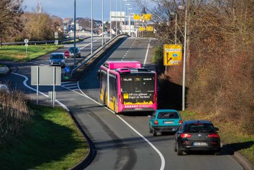 Bus- und Pkw-Verkehr auf der Kurt-Schuhmacher-Brücke