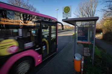 Anfahrender Bus an der Haltestelle "Kurt-Schuhmacher-Brücke" Anfahrender Bus an der Haltestelle "Kurt-Schuhmacher-Brücke"