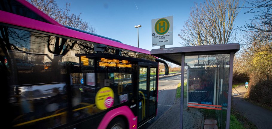 Einfahrender Bus an der Haltestelle "Kurt-Schumacher-Brücke" Einfahrender Bus an der Haltestelle "Kurt-Schumacher-Brücke"