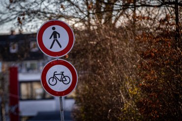 Verkehrsschilder: Fußgänger und Radfahrende