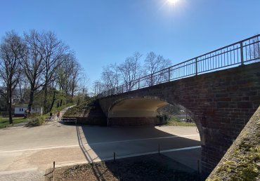 Mozartbrücke aus Sicht der Rheinanlagen