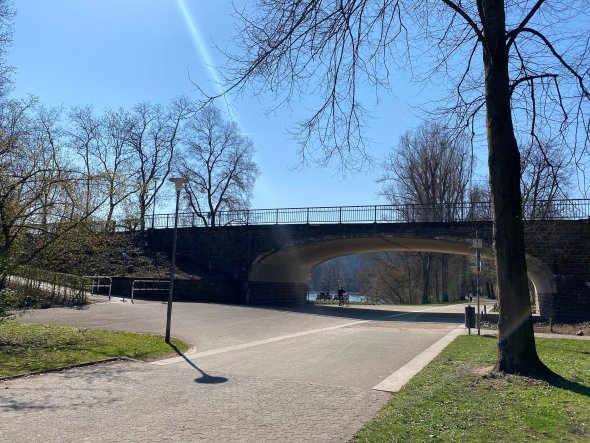 Mozartbrücke in Seitenansicht