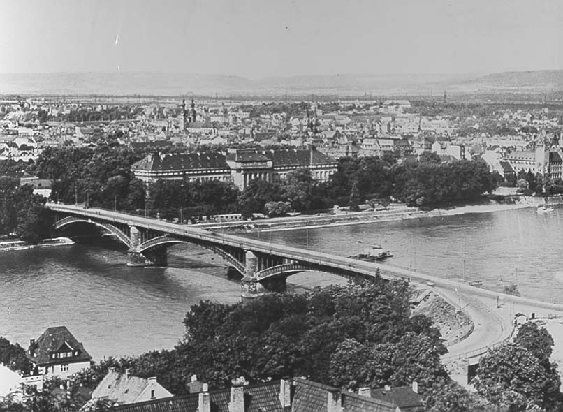 Die Pfaffendorfer Brücke nach dem Umbau von der Eisenbahn- zur Straßenbrücke. 
