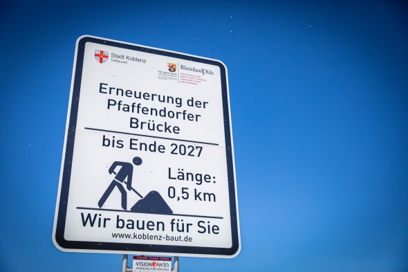 Baustellenhinweisschild auf der Pfaffendorfer Brücke Baustellenhinweisschild auf der Pfaffendorfer Brücke