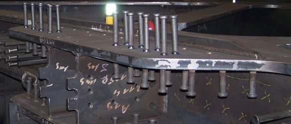 Das Foto zeigt die Kopfbolzen eines Bauteiles, welches in der Stahlverbundbauweise gebaut wird.