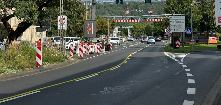 Verkehr auf der Pfaffendorfer Brücke im August 2023