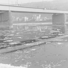 Fußgänger passieren die neue Brücke im Koblenzer Winter 1954.