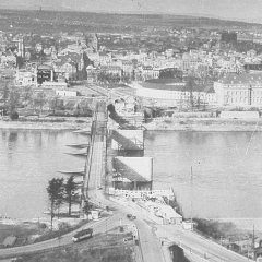 Das Bild zeigt die Brückenpfeiler der neuen Pfaffendorfer Brücke, daneben die provisorische Behelfsbrücke.
