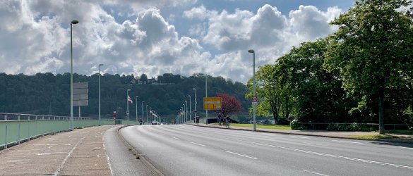 Das Bild zeigt die Fahrspuren der Pfaffendorfer Brücke.