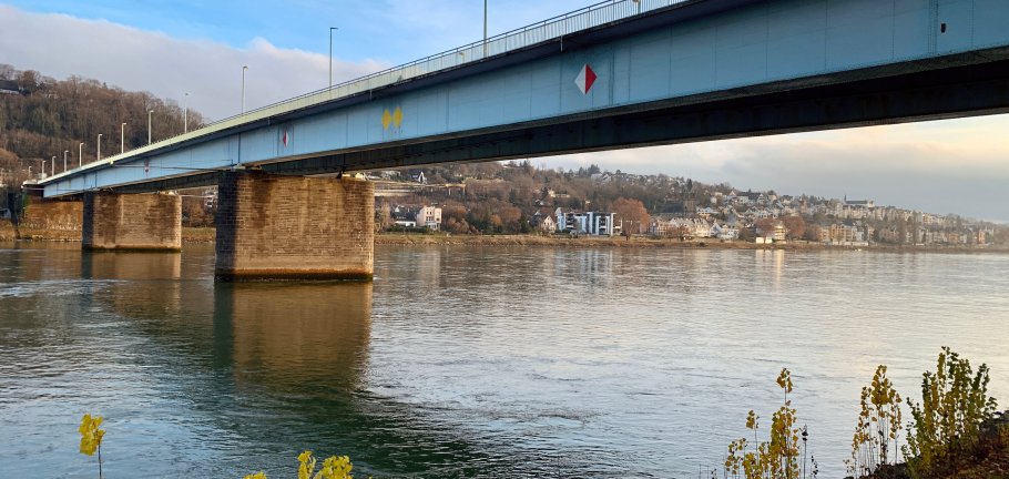 Blick auf die Pfaffendorfer Brücke von den Rheinanlagen auf der Koblenzer Seite