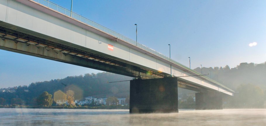 Das Bild zeigt die Pfaffendorfer Brücke von schräg unten.
