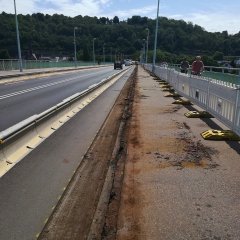 Das Bild zeigt Sanierungsarbeiten an den Fahrspuren der Pfaffendorfer Brücke 2019.