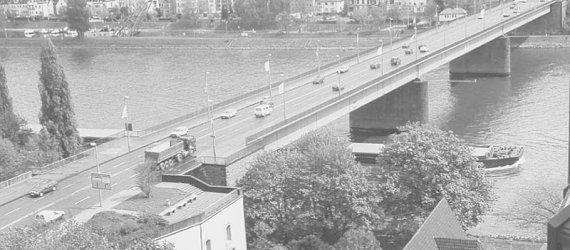 Das Bild zeigt die Pfaffendorfer Brücke kurz vor den Sanierungsmaßnahmen 1991.