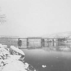 Die provisorisch errichtete Behelfsbrücke im Jahr 1948.
