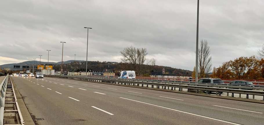 Die Fahrbahn der Europabrücke Das Foto zeigt die Fahrspuren der Europabrücke in Fahrtrichtung Bonn.