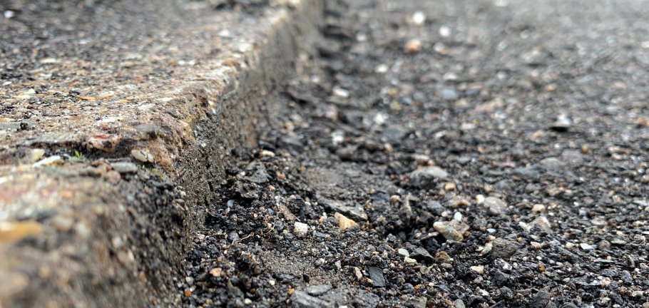 Nahaufnahme einer abgefrästen Fahrbahndecke Nahaufnahme einer abgefrästen Fahrbahndecke