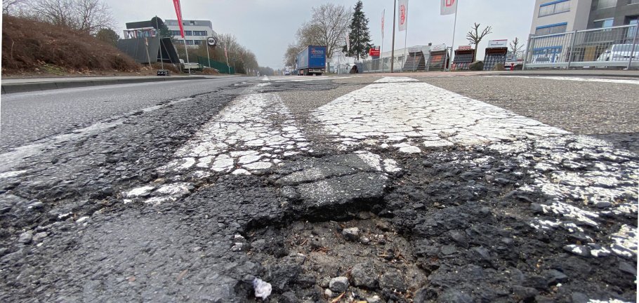 August-Horch-Straße Ein Schlagloch auf der Fahrbahn der August-Horch-Straße