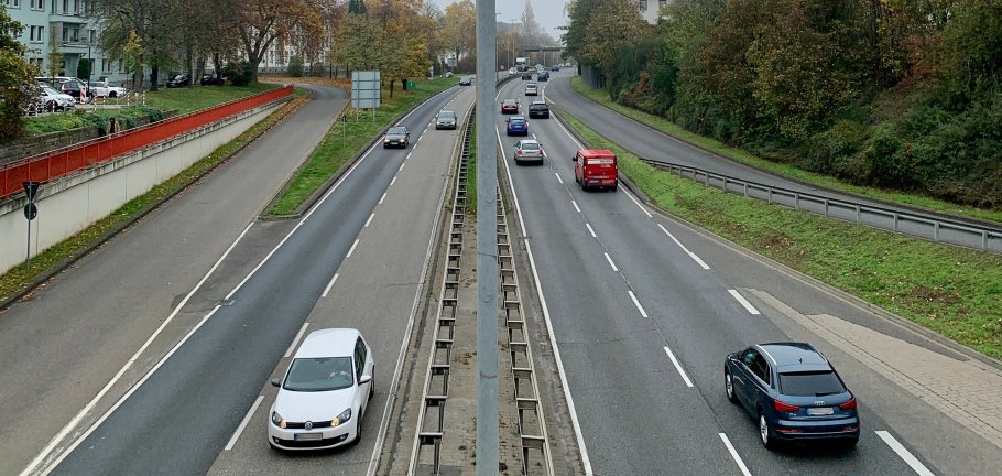 Blick auf die B9 bei der Fußgängerüberquerung "Mayener Straße" Blick auf die B9 bei der Fußgängerüberquerung "Mayener Straße"
